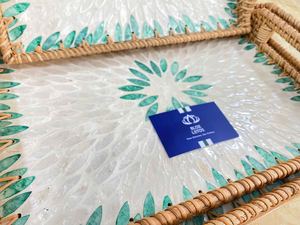 Tendance 2026 : Plateau en rotin bleu lotus moderne fait main avec incrustation de nacre pour la décoration de table et l'organisation de bijoux - Product Image 1