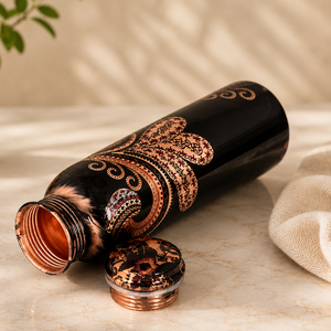 Botella de agua de cobre con diseño bohemio en negro y cobre, portátil para viajes. - Product Image 1