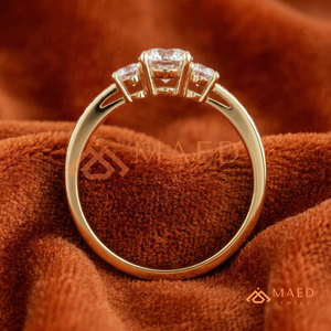 Anillo de Lujo de Oro de 18K con Tres Piedras de Moissanita |   Anillo de Compromiso Pasado, Presente y Futuro |   Elegante Anillo de Compromiso con Múltiples Piedras Simuladas de Diamante - Product Image 3