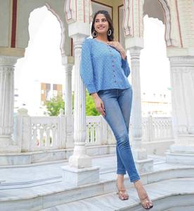 เสื้อท่อนบนทรงปกติสำหรับผู้หญิง สีฟ้า ผ้าเรยอน พิมพ์ลายเรขาคณิต แขนพอง คอวี ออกแบบมาเพื่อการสวมใส่ลำลองทุกวันในทั่วโลก - Product Image 6