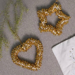Ornement de Noël en forme de cœur avec clochette et perle dorée à suspendre à l'arbre - Product Image 1