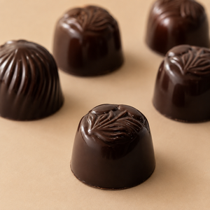Producto OEM: Bombones de chocolate negro compuesto en forma de media huevo, en caja personalizada para distribución al por mayor - Product Image 1