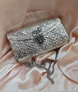Sac à main Potli en laiton plaqué or F S INTERNATIONAL, motif floral, fait main traditionnel, forme personnalisée, pour mariage et événements spéciaux - Product Image 5