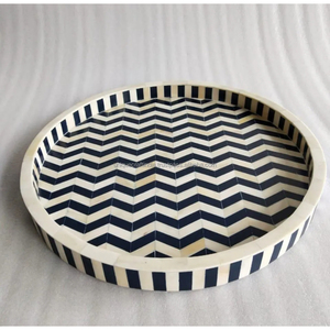 Elegante Bandeja Redonda Decorativa de Mesa Hecha a Mano con Incrustaciones de Hueso, Diseño en Zigzag Blanco y Negro, Técnica Pulida - Product Image 3