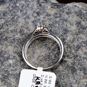 Vente en gros d'anneaux solitaires en or blanc massif 14 carats avec diamant rond naturel de 0,59 carat, bande plate, bijoux fins, Memoria Jewels - Product Image 4