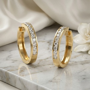 Boucles d'oreilles créoles larges à sertissage en chaîne, taille ronde, 2,95 CTW - Product Image 2