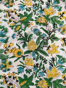 Robe de style kimono en coton respirant avec motif floral, conçue pour les femmes, idéale pour la nuit et offrant une grande liberté de mouvement. - Product Image 3