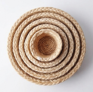 Poupée artisanale tissée à la main avec jupe violette, décoration bohème pour la maison, présentation sur table intérieure - Product Image 2