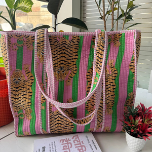 Sac fourre-tout matelassé en coton indien fait main pour femme, grand format, imprimé floral, écologique et élégant pour les voyages et le shopping quotidien - Product Image 1