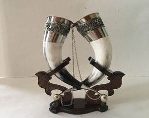 Ensemble de cornes à boire viking artisanales écologiques de haute qualité avec bordure en argent allemand, support en bois, collection de mugs à bière médiévaux, cadeau - Product Image 2