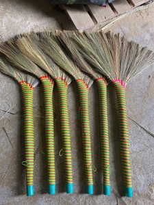 MIT-Broomstick SOFT GRASS BROOM STICK Fabricante de Escobas de Césped para Exportación Modelo MIT-BR05 Ecológico Ligero 90cm de Altura 3 Estilos para - Product Image 1