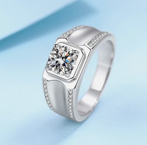 Anillo de Compromiso de Moissanita con Corte Redondo, Plata de Ley 925, Chapado en Oro Blanco, Anillo de Promesa Solitario Clásico y Elegante de Lujo - Product Image 1