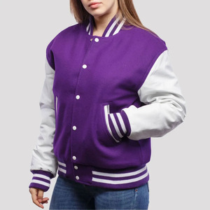 Chaqueta Varsity Personalizada de Cuero para Mujer, Chaqueta Bomber Premium con Letras Bordadas, Chaqueta de Béisbol Informal para Mujer - Product Image 2