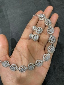 Conjunto nupcial clásico americano de dos piezas con diamantes, collar y pendientes para fiesta de bodas, estilo moderno, latón plateado - Product Image 3