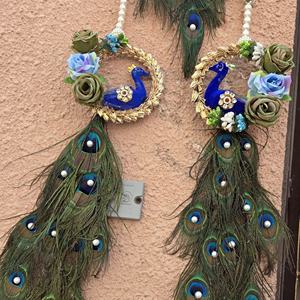 Décoration murale en plumes de paon royales avec accents floraux et perles, toran traditionnel fait main pour l'entrée de la maison - Product Image 1