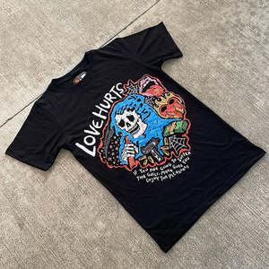 เสื้อยืดผู้ชายลายกราฟิก – ดีไซน์กราฟิกทันสมัย ผลิตจากผ้าฝ้ายเนื้อนุ่ม เหมาะสำหรับลุคแฟชั่นลำลอง - Product Image 6