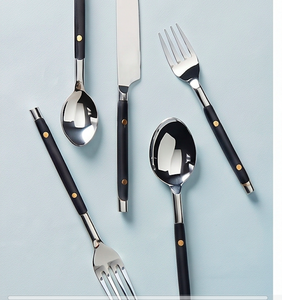 Ensemble de couverts minimalistes en acier inoxydable avec poignées noires, compatibles lave-vaisselle, vaisselle de mariage - Product Image 1