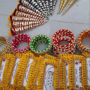 Exquisitos recuerdos de boda tradicionales indios hechos a mano y accesorios nupciales, conos Shagun, hilera de brazaletes de hilo de seda - Product Image 1