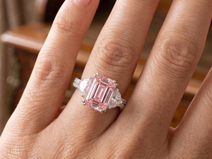 Anillo de compromiso y anillo llamativo para mujer con esmeralda rosa de corte elegante y diamante cultivado en laboratorio con engaste de garra - Product Image 1