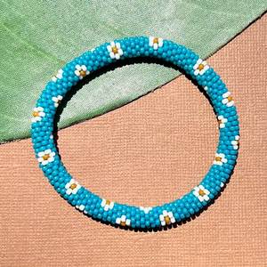 Bracelet perlé artistique avec broderie florale, bracelet brodé de perles tendance, cadeau pour elle - Product Image 2