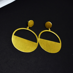 Boucles d'oreilles pendantes géométriques rondes en laiton doré, faites à la main, bijoux modernes et élégants pour femmes - Product Image 1
