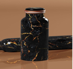 Bouteille élégante en cuivre à motif floral, finition or rose et motifs de pétales complexes. Disponible aux prix de gros. - Product Image 5