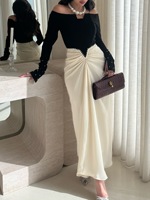 Robe longue élégante noire et ivoire pour femme, à manches longues, épaules dénudées, ornée de perles, taille froncée, pour soirée formelle