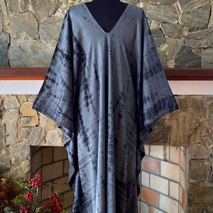 เดรสยาวทรงแคฟทันผ้าเรยอนย้อมสีแบบชิโบริ ไซส์พลัส สไตล์โบฮีเมียนสำหรับใส่ไปชายหาด ทรงหลวมใส่สบายสำหรับผู้หญิง - Product Image 1