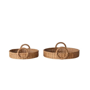 Un juego de bandejas de ratán fácil de organizar, perfecto para decorar una mesa de centro, una isla de cocina o una zona de bar. - Product Image 1