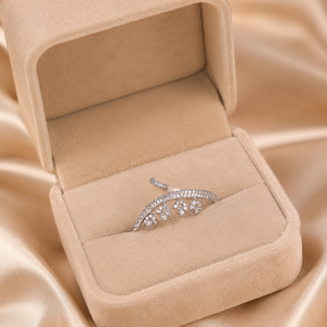 แหวนหมั้นเพชรแล็บโกรว์ทรงเถาวัลย์ทองคำ 18K |   ลายดอกไม้ทรงกลม |   เครื่องประดับงานแต่งงานที่ได้รับแรงบันดาลใจจากธรรมชาติ ของขวัญสำหรับผู้หญิง - Product Image 3