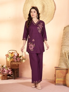 Kurti en tissu rayonne de qualité supérieure pour femmes, vêtements ethniques pour mariage, provenant d'un fournisseur indien. - Product Image 1