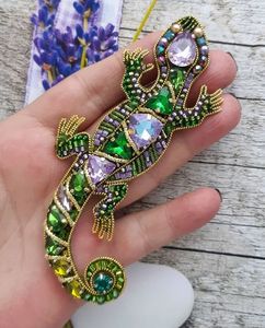 Broche Elegante de Lujo con Bordado y Cuentas, Hecho a Mano por Artesanos, con Intrincado Trabajo Decorativo de Cuentas, Premium - Product Image 2