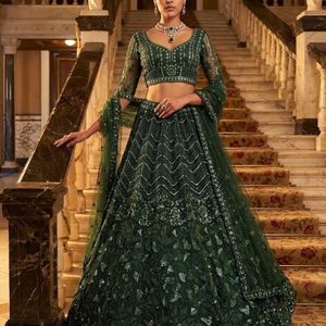 Lehenga Choli semi-cousu en tulle premium avec broderie Zardosi, perles de rocaille et travail de fil, accompagné d'un dupatta en tulle – Vente en gros - Product Image 3