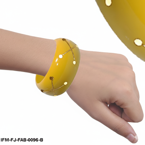 Bracelet manchette rétro jaune vif en acrylique épais avec incrustation croisée dorée et accents à pois - Product Image 6