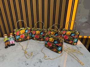 Pochette de soirée brodée florale avec chaîne dorée, sac à main noir pour mariage et occasions festives - Product Image 4