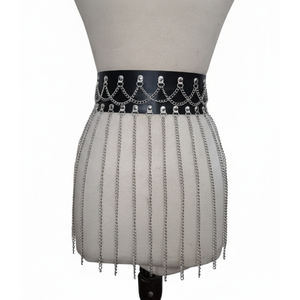 Jupe à franges en similicuir noir et chaîne argentée - Product Image 2