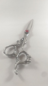 Tijeras de Barbero para Zurdos de Acero Inoxidable de Alta Calidad, Acabado Dorado, Hoja Afilada, para Entresacar, con Diseño de Mango de Dragón y Tornillo Rojo - Product Image 6