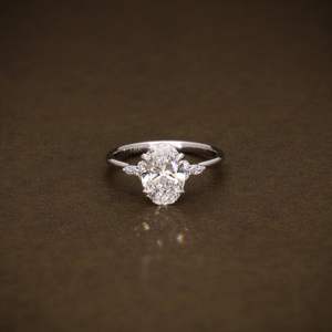 แหวนหมั้นเพชรทรงรีที่ได้รับการรับรองจาก IGI ประดับเพชรทรงมาร์คีส์และทรงกลม ตัวเรือนทองคำแท้ เครื่องประดับสำหรับงานแต่งงาน - Product Image 1