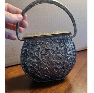 Bolso de mano de metal con relieve floral antiguo, hecho a mano y personalizable, para bodas y fiestas, de God Grace Craft - Product Image 3