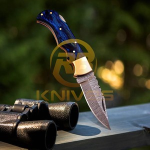 Couteau de chasse en acier Damas, lame à pointe tombante, manche en pakkawood bleu, embout en laiton, avec étui en cuir - Product Image 2