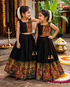Conjunto de Lehenga Tradicional Negro de Algodón para Niñas con Borde Estampado Colorido, Impresión Digital, Corte Holgado, Largo hasta el Suelo, para Diwal - Product Image 2