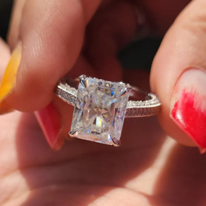 Bague de fiançailles en diamant taille radiant pour femme, en platine, certifiée IGI, style classique avec diamants latéraux - Product Image 1