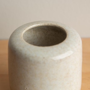 Jarrón de Cerámica Beige Minimalista con Forma Cilíndrica Compacta, Esmalte Natural Moteado y Toque Moderno para Decoración de Mesa Elegante - Product Image 3