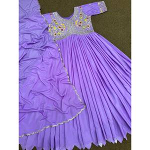 Vestido cortado Aliya y Dupatta con bordado elegante y trabajo de lentejuelas para ocasiones nocturnas - Product Image 2
