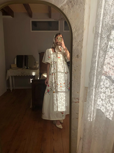 Vestido Maxi de Algodón Blanco Bordado con Flores Hecho a Mano, Ropa Étnica Elegante con Mangas con Volantes y Detalles de Bordado Intrincado - Product Image 3