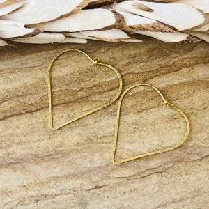 Pendientes de aro con forma de corazón, joyería minimalista de latón para mujer, chapados en oro de 18k, con textura geométrica, para venta al por mayor/OEM/ODM. - Product Image 3