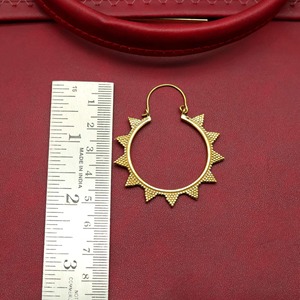 Boucles d'oreilles créoles en laiton plaqué or avec motif soleil, bijoux tendance, forme circulaire, accessoire artisanal en métal - Product Image 3