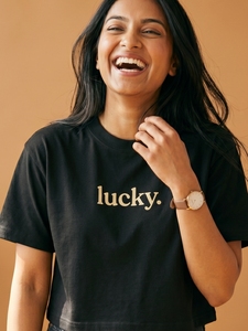 เสื้อยืด Lucky Boxy สำหรับผู้หญิง ทรงหลวม สีดำ ลายกราฟิก เสื้อยืดลำลอง แขนสั้น สไตล์สตรีทแฟชั่น ทันสมัย ใส่ได้ทุกวัน - Product Image 2