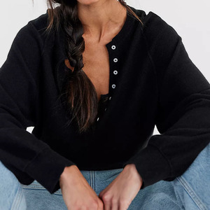 Suéter Henley de Algodón 100% Negro para Mujer, con Botones, Cuello Camisero, Hombros Caídos, Estilo Minimalista para Otoño, Venta al Por Mayor - Product Image 3