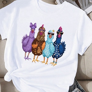 Camiseta cómoda para mujer con ilustración de pollos antropomórficos Accesorios - Product Image 3